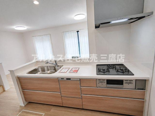京王線 仙川駅 16分 新築戸建 三鷹市新川1丁目のキッチン| 3口ガスコンロや広々としたシンクを備え、毎日の料理が快適にこなせるシステムキッチン。