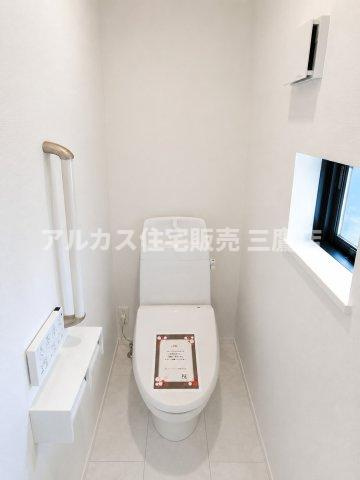 京王線 仙川駅 16分 新築戸建 三鷹市新川1丁目のトイレ|手すりや小窓を備え、安全性と明るさに配慮した清潔感あふれる温水洗浄便座付きトイレ。