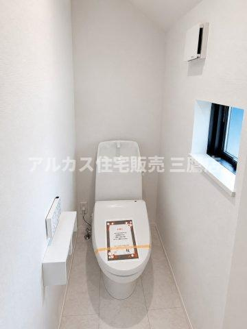 京王線 仙川駅 16分 新築戸建 三鷹市新川1丁目のトイレ|小窓からの自然光が差し込む、爽やかで清潔感のある温水洗浄便座付きトイレ。