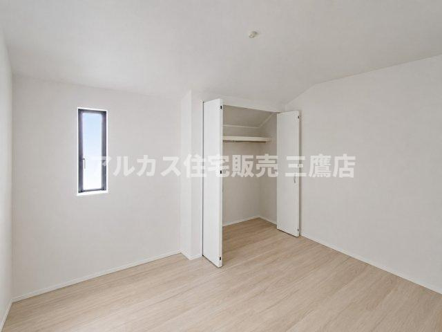 京王線 仙川駅 16分 新築戸建 三鷹市新川1丁目の洋室| 衣類をすっきりと収納できる折れ戸タイプのクローゼットを備えた洋室。