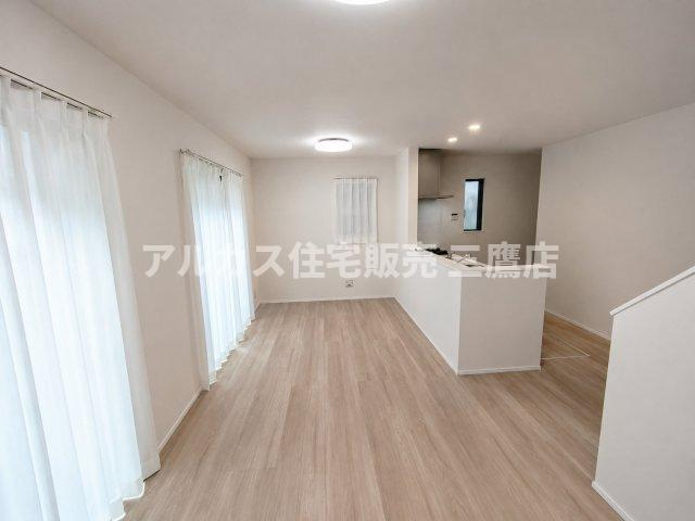 京王線 仙川駅 16分 新築戸建 三鷹市新川1丁目の居間・リビング|家族との会話が弾む対面キッチンとリビング階段を採用した、一体感のあるLDKスペース。