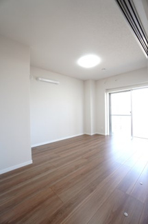 【洋室】 | 【上質リノベ】イトーピア舟入マンション | 【洋室約6.1帖】
心と体をゆったりと安らげる主寝室。
寝室のゆとりが大きい分だけ、
暮らしの安らぎは深まります。
一日の疲れを癒すだけでなく、
ご夫婦の親密な語らいを紡ぎ出します。