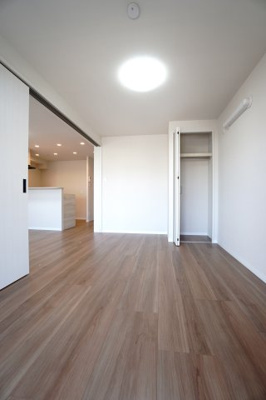【洋室】 | 【上質リノベ】イトーピア舟入マンション | 【洋室約6.1帖】
どんな家具や敷物でも部屋に馴染みやすく、
コーディネートがし易そうですね。
配置も柔軟に対応できるので身の回りの整理もし易い！
自分好みの空間に出来そうですね！