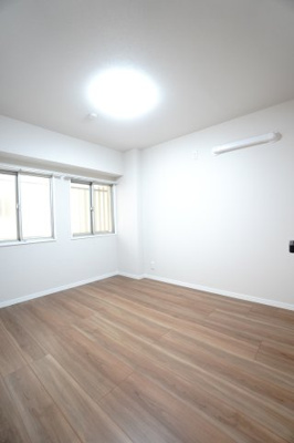 【洋室】 | 【上質リノベ】イトーピア舟入マンション | 【洋室約5.4帖】
居室にはクローゼットを完備。
自由度の高い家具の配置が叶うシンプルな空間です。
お子様の成長と人数と共に必要になる
子供部屋にもぴったりの間取りですね。