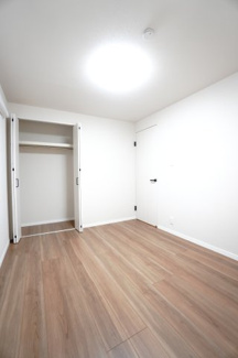 【洋室】 | 【上質リノベ】イトーピア舟入マンション | 【洋室約5.4帖】
こども部屋をコーディネート！このぐらいの広さがあれば、 
お子さんの好きな色やモチーフを使ったコーディネートで、
勉強もお片付けも全部楽しいお気に入りの空間にしていけそうですね！