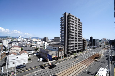 【展望】 | 【上質リノベ】イトーピア舟入マンション | 【四季を感じる】
四季の移ろい・爽やかな青空や風を感じられ
自然を愉しめるパノラマビュー。
毎日の暮らしに余裕を感じさせてくれる、
遮る物の無い開放的な眺望を是非、ご堪能ください。