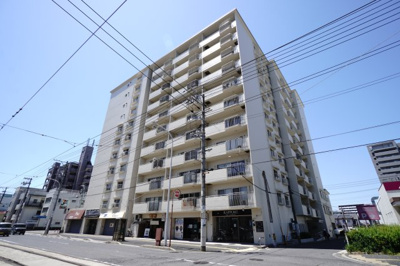 【外観】 | 【上質リノベ】イトーピア舟入マンション | 【資料には掲載していない情報】
物件の陽当りや通風・仕様設備やお部屋の大きさの比較、
近隣・周辺環境や街並みなど、資料には掲載していない情報が
現地にはたくさんあります。是非ご確認ください。