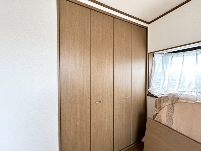 【収納】 | ウォークインクローゼットがあれば、クローゼット内でコーディネートが完成できますし、季節の変わり目に行う衣替えの手間も省けます。また、スーツケースなど大きいものもしまうことができ使い勝手がよいです。