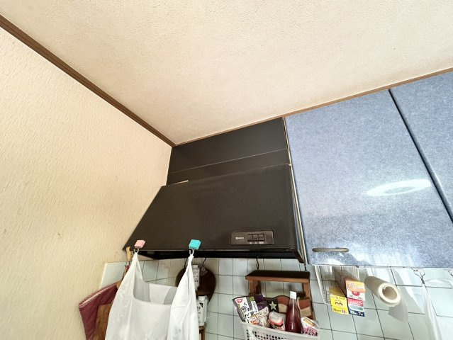 【冷暖房・空調設備】 | ２４時間換気と一般的な換気扇は役割が違います。２４時間換気は室内の空気を循環して、シックハウスや結露を防ぐ役割があるため常に動かす必要があります。一方の換気扇の役割は短期間で空気を入れ替えることです。