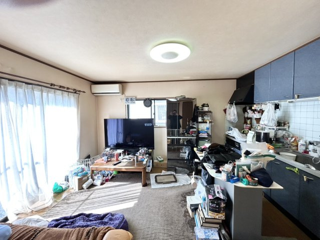 【居間・リビング】 | 直線タイプはLとDKを一直線に並べた形で対面キッチンのタイプです。一般的なのでよく見かけるかもしれません。直線タイプに似た直接アイランドタイプは、キッチンとダイニングの間に壁がない分広く感じられます。
