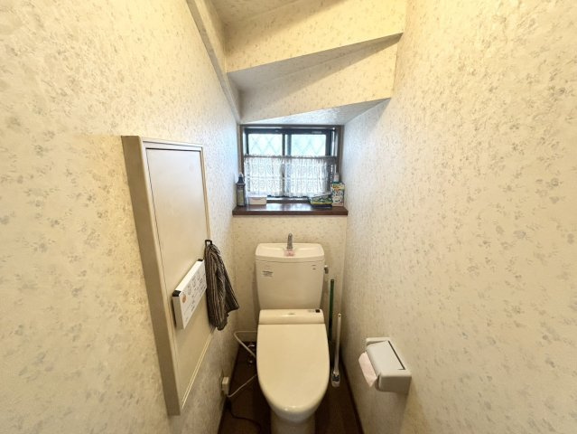 【トイレ】 | トイレは大きさや形、機能、抗菌性などが異なる多種多彩なタイプが各メーカーから出ています。それぞれに良さがあるため、事前にどういったタイプのトイレがいいのかをご家庭内で決めて、内見に行くといいでしょう。