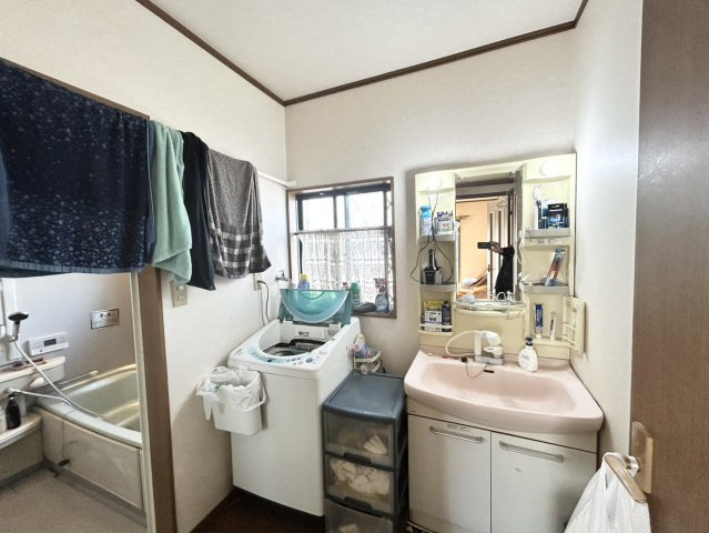 【脱衣所】 | 多くの戸建て住宅で見かける洗面脱衣所は、洗面台と洗濯機が2畳ほどのスペースに並べられていて、洗面所が脱衣所を兼ね備えている間取りが一般的です。お客様が利用することもある、パブリックな空間でもあります。