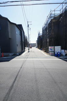【前面道路含む現地写真】 | 【仲介手数料無料！！】日野市宮　新築戸建て（全15棟）14号棟　5630万円