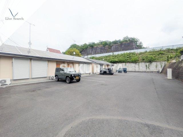 サンモール Cの駐車場