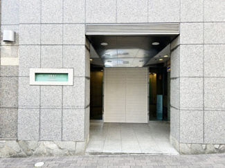 【エントランス】 | オートロックを備えた、マンションのエントランス。やはりセキュリティの観点は欠かすことができません。皆様を“安全”に送り出し、出迎えてくれます。～即日のご見学可能～　お問合せはお気軽にどうぞ。