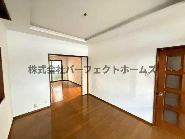 国松町戸建　賃貸の居間・リビング|ゆったりとしたリビングです