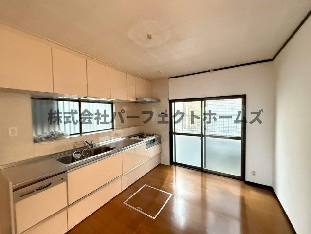 国松町戸建　賃貸の居間・リビング|おしゃれな居間です