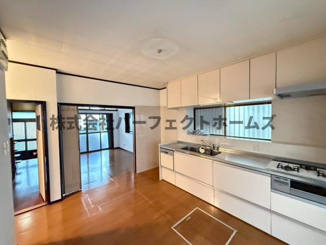 国松町戸建　賃貸の居間・リビング|使いやすい居間です