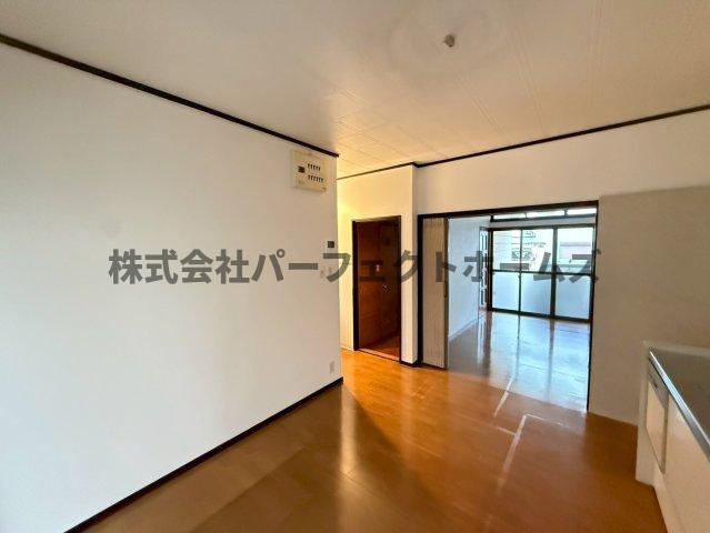 国松町戸建　賃貸の居間・リビング|こちらのリビングで趣味の時間をお楽しみください