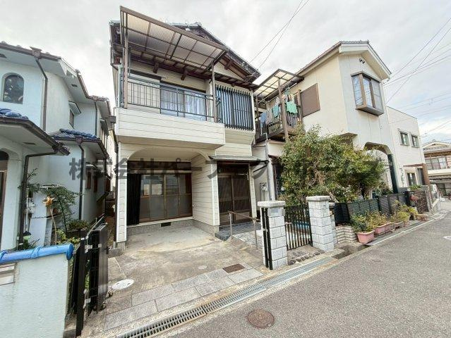 国松町戸建　賃貸の駐車場|駐車場があるので、車を買う予定の方も安心です