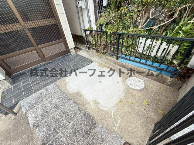 国松町戸建　賃貸のエントランス|清潔なエントランスです