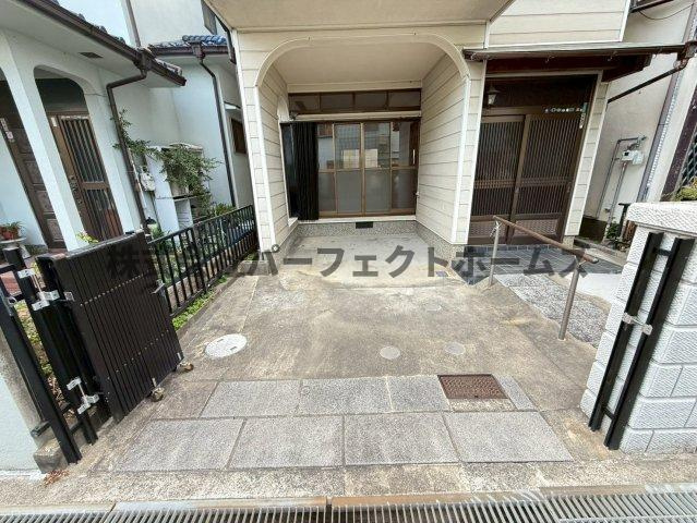 国松町戸建　賃貸の駐車場|車をお持ちの方に嬉しい駐車場付きの物件です