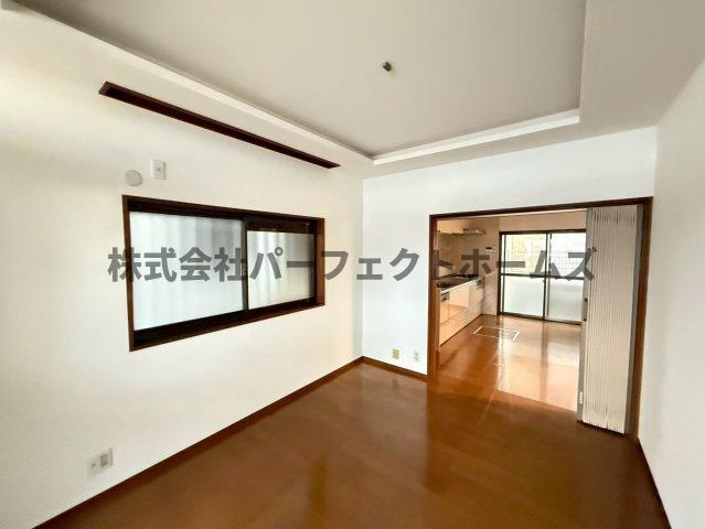 国松町戸建　賃貸の居間・リビング|ゆったり過ごせる居間です