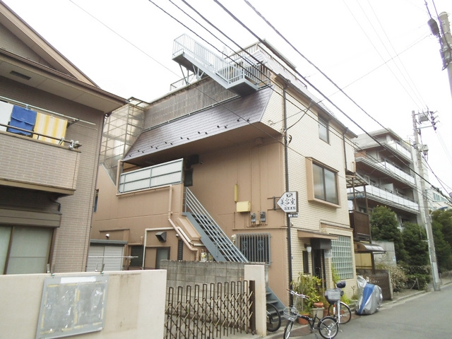 上岡マンションの外観|ここから登っていきます。