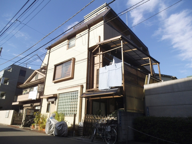 上岡マンションの外観|閑静な住宅街にあります。