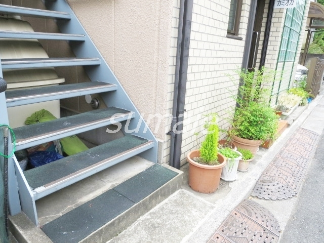 上岡マンションのエントランス|落ち着いた雰囲気のエントランスです☆