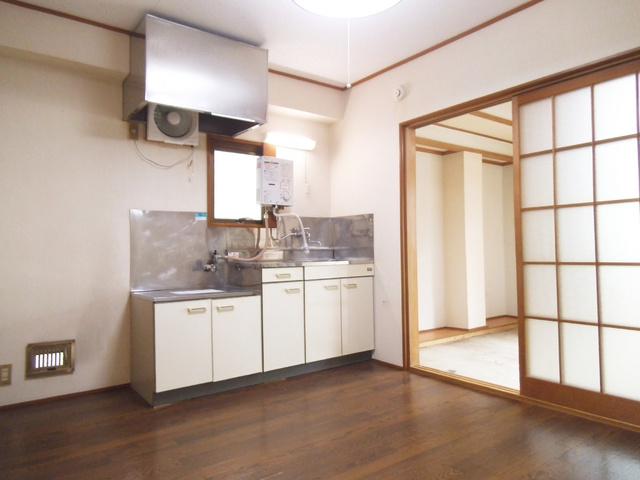 上岡マンションの居間・リビング|キッチン収納たくさんあります☆
