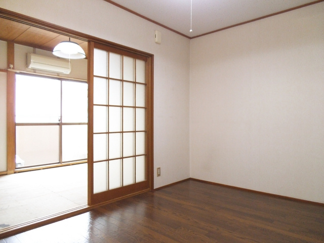 上岡マンションの居間・リビング|南向きです！