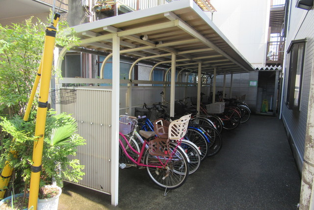 ベルモアのその他共用部分|敷地内に屋根付き駐輪場あります♪