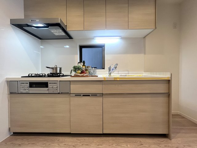 日吉が好きな方は日吉住所にコダワル。それって良いコトで、私、都内から引っ越した時に神奈川住所になるコト、不思議と残念な気持ちになりました、な、【リフォーム／港北区日吉7丁目中古戸建】のキッチン|キッチンでお料理をお楽しみください