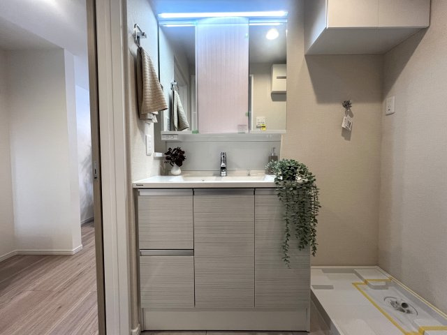 日吉が好きな方は日吉住所にコダワル。それって良いコトで、私、都内から引っ越した時に神奈川住所になるコト、不思議と残念な気持ちになりました、な、【リフォーム／港北区日吉7丁目中古戸建】の独立洗面台|朝の身支度には欠かせない独立洗面化粧台
