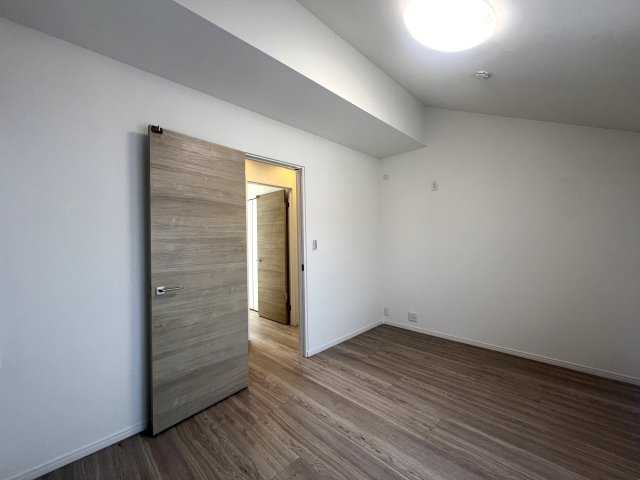 日吉が好きな方は日吉住所にコダワル。それって良いコトで、私、都内から引っ越した時に神奈川住所になるコト、不思議と残念な気持ちになりました、な、【リフォーム／港北区日吉7丁目中古戸建】の洋室|落ち着いた色調の洋室です