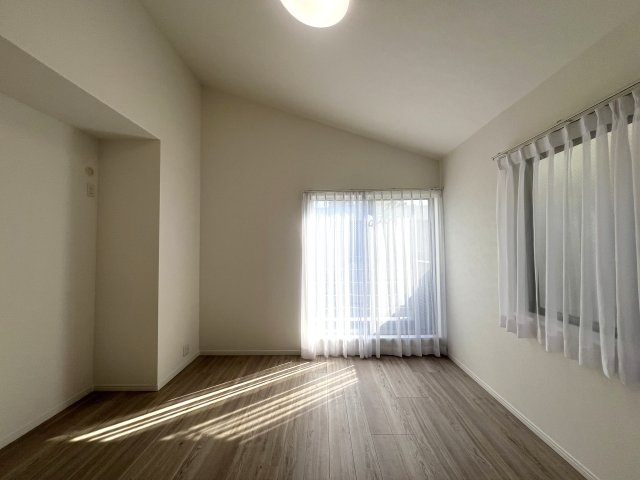 日吉が好きな方は日吉住所にコダワル。それって良いコトで、私、都内から引っ越した時に神奈川住所になるコト、不思議と残念な気持ちになりました、な、【リフォーム／港北区日吉7丁目中古戸建】の洋室|個人の部屋や寝室として使える洋室です