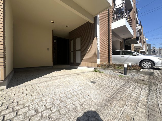 日吉が好きな方は日吉住所にコダワル。それって良いコトで、私、都内から引っ越した時に神奈川住所になるコト、不思議と残念な気持ちになりました、な、【リフォーム／港北区日吉7丁目中古戸建】の駐車場|駐車場があるので、車を買う予定の方も安心です