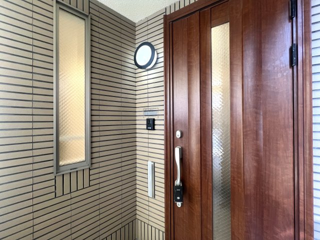 日吉が好きな方は日吉住所にコダワル。それって良いコトで、私、都内から引っ越した時に神奈川住所になるコト、不思議と残念な気持ちになりました、な、【リフォーム／港北区日吉7丁目中古戸建】の玄関|毎日通る玄関はこちらです