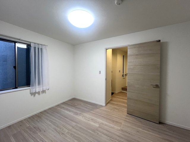 日吉が好きな方は日吉住所にコダワル。それって良いコトで、私、都内から引っ越した時に神奈川住所になるコト、不思議と残念な気持ちになりました、な、【リフォーム／港北区日吉7丁目中古戸建】の洋室|コンパクトで使いやすい洋室です