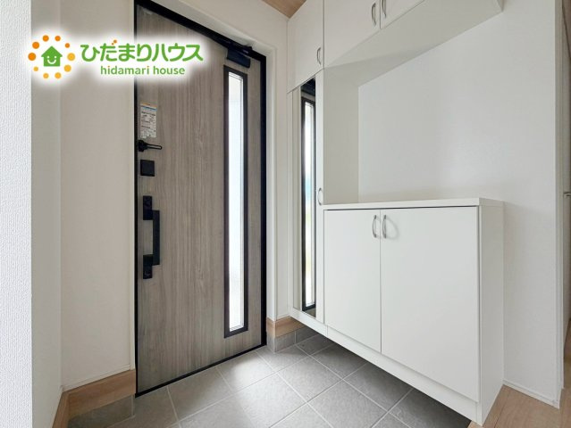 いわき市小名浜住吉５期　新築戸建　2号棟の玄関|シューズクロークは、レインコートやベビーカー、ゴルフバッグなど大きな荷物を置けるので、
いつでも玄関を綺麗に保てます(*^-^*)