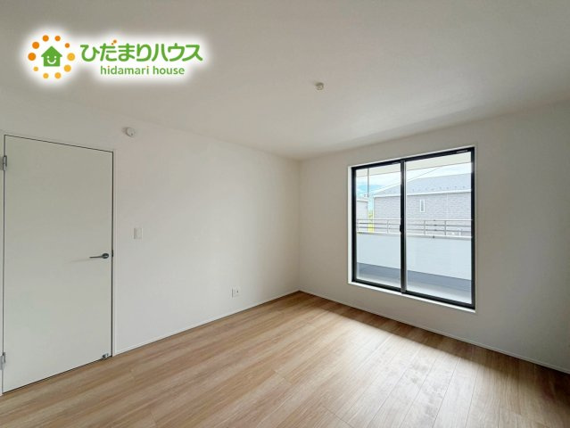 いわき市小名浜住吉５期　新築戸建　2号棟の寝室|バルコニーに面していて、たっぷり光りの入る明るい主寝室です！