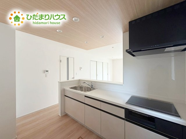 いわき市小名浜住吉５期　新築戸建　2号棟のキッチン|キッチン横のパントリー収納は、非常時の飲食物のストックもしっかりできますね♪