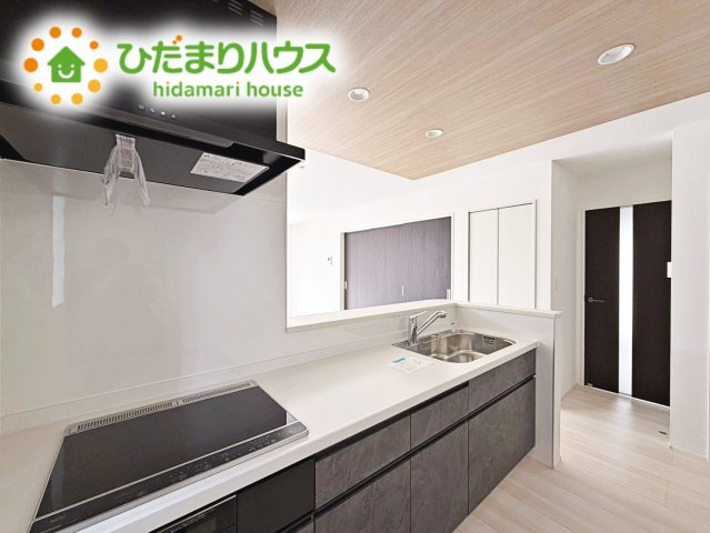 いわき市小名浜住吉５期　新築戸建　3号棟のキッチン|家族と会話しながら料理できるオープンカウンター♪