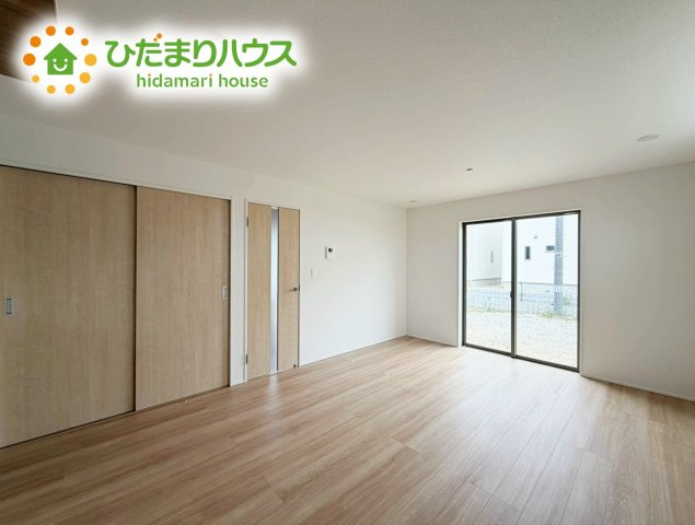 いわき市小名浜住吉５期　新築戸建　4号棟の居間・リビング|南に面した大きな窓から差し込む光で日中は電気いらず♪
