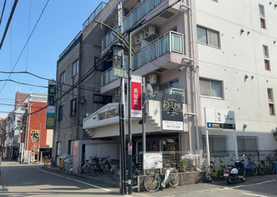 【外観】 | エスペランサ南橋本 | 現地に行くなら、物件の周囲の地形がどうなっているかを見ることも大切です。周辺より低くなっている土地では、大雨などで水が集まりやすいため、地盤が弱くなっているということも考えられるため、注意が必要です。