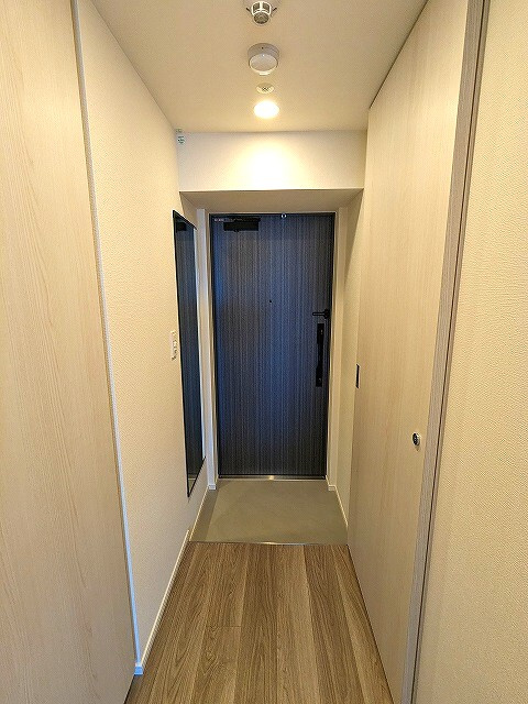 GEO ENT上野松が谷の設備|ディンプルキーのダブルロックセキュリティです、傘入れ付で収納豊富なトールタイプのシューズＢＯＸです、姿見鏡付き、人感センサー玄関ライト付きです