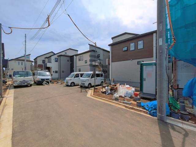 【前面道路含む現地写真】 | 西東京市泉町３丁目　新築戸建て　９号棟 | 落ち着いた住宅街の一角、穏やかな暮らしを育むエリアです
