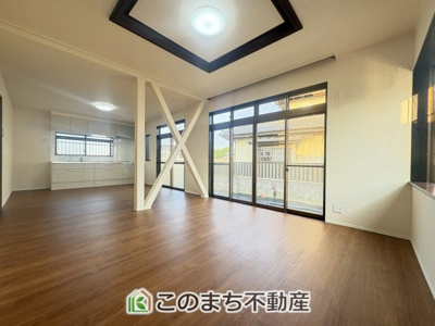 【居間・リビング】 | 古河市中田再生住宅 | 窓が多く明るいリビングスペース☆ご家族の団らんを明るい日差しがが照らします☆