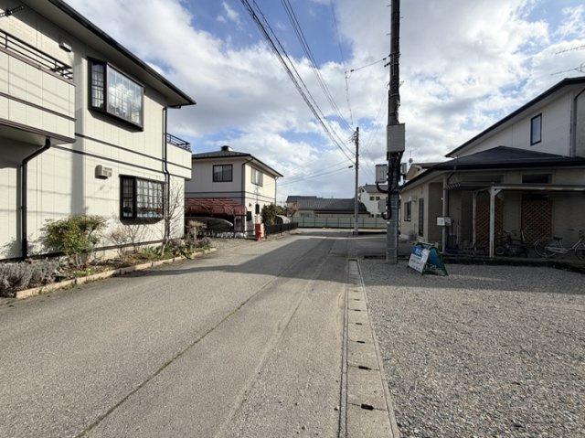 安曇野市穂高柏原　中古住宅の前面道路含む現地写真
